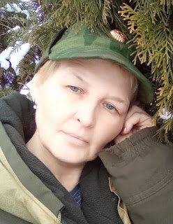 .. Невозможно не окунуться без слез и прискорбия к истории уничтожения мирного населения в годы Великой Отечественной войны 1941-1945г. Своим видением ситуации, с дополнительными знаниями и материалами из Интернета, газет и книг, я попробую раскрыть ситуацию положения жителей на оккупационных территориях, чтобы помнили все... 



... Шел1941год. Люди жили, работали, ничего не предвещало беды. И вот, однажды ранним утром, без объявления войны, немецкие войска вторглись на нашу территорию. Авиация начала бомбить наши города. Первыми жертвами стали мирные жители. Гитлеровцы устанавливали свои порядки на нашей земле. Немецкие захватчики пытались захватить не принадлежащие им территории СССР. Фашистские преступления были направлены на уничтожение русского народа, захват русских земель. Чудовищно. Сжигались города и села, горели деревни. Гитлер издавал приказы о бесперебойном уничтожении русскоязычного народа. Выдержка из газеты «Правда» от 15 января 1942г. «Производить воздействие силой по отношению ко всей массе мирного населения, поголовно истреблять и лишать куска хлеба и воды всех жителей". Итак, оккупация. Гитлеровские войска жестоко сметают все на своём пути, дабы хозяйничать на земле русской. Чудовищным планам и их действиям не было предела. Фашистские преступления были направлены на уничтожение мирных людей, поголовное истребление русских, сжигать и грабить все здания художественного или исторического значения, уничтожать всех, не жалея ни стариков, ни детей. Мирные жители и военнопленные, попавшие в плен, лишались питания и ухода, содержались в концлагерях, иные угонялись в Германию, где принудительно батрачили. Если, кто из жителей проявлял недовольство, то их забивали до смерти или расстреливали. Врагами планировалось захватить большие города, такие, как Ленинград, Сталинград, Киев, Крым и т.д. Предела бесчинств фашистов не было конца: они отбирали еду у мирных жителей, грабили, уничтожали культуру, церкви, святыни, памятники архитектуры. Русские люди испытывали гнев и желание мстить. Сейчас трудно представить себе то время, когда совершались зверства фашистов над русским народом. И наш народ восстал! Создавались партизанские отряды, нанося противнику очень ощутимый вред. Неоценимую пользу приносила разведка. Подрывались ж/д пути, склады боеприпасов, немецкие штабы.



А что же значит война? Война, в понимании человека - это тьма, суета, безысходное сосуществование в аграрии нечеловечества. Страшно представить ужасы ВОВ: разрушенные города и сёла, миллионы погибших. Содержание людей в концлагерях было скотским. Концлагерное безумие фашизма не укладывется в голове.



В качестве развлечения немцы могли кинуть русского на растерзание псам, на работу люди ходили в рванье, изнурялись тяжёлой работой, слабых расстреливали на месте. А откуда брать силы, если пленный лишён глотка воды и куска хлебной корки и ложки похлебки? Беспощадно секли плетьми, болели, лекарств не давали, забивали палками, топили в воде, под ногти вгоняли иглы, выжигали на груди звёзды. 

О, Боже, сущий ад, зверство, издевательства над живыми людьми. Зверские пытки - вот что значит оккупация, плен. Режим, лишающий человека воли и права. Лишая его заживо жизни. Пишу со слезами, так как по жизни сочувствую людям, милосердна... 

Потери в СССР в годы ВОВ приведены в роликах. Есть статистика погибшего народа у Г.Ф. Кривошеева в книге, раздел «Потери гражданского населения».

Что касается учёбы в годы войны, то её практически не было. Люди имели 3- 4 класса образования, т.к. в военное время даже дети становились к станкам или уходили в партизаны. Тайно, имевшиеся учителя преподавали, подпольно обучая народ грамоте. Среднее и высшее образование могли получать немногие. Нацисты считали своими подданными народ на оккупированных землях, и поэтому считали, что образование им не нужно. Пример видеоматериала на «ютубе». Предлагаю посмотреть хронику дней. «Большой Дуб» Курской области_сожжён до тла 17октября 1942 года, соседние деревни полыхали: деревня «Холстинка», погибло150человек от рук немецко-фашистских захватчиков. «Большое Заречье» Ленинградской области - уничтожено полностью... 

Казни детей, людей применяли без капли сочувствия, таковы факты о войне. Сотни тысяч людей гибли от насилия, голода, избиения. Детей, помнящих своих родных -передавали врачам на опыты, брав кровь в непредвиденных нормах, что приводило в последствии к гибели ребёнка. По статистике концлагерей, за годы войны взято 3500 тысячи литров детской крови (на память, как помню я из просмотренного видеошокового материала). Полным ходом развивались болезни. Распространялись дифтерия, туберкулез, тиф, желудочно-кишечные болезни, чесотка и самым подлым являлось донорство детей. Превышенный забор крови и недостаточное питание - всё это вело к гибели дитя. Страшно подумать, я даже плачу. 

Пожалуй, закончу на этом. Я, человек, видящий разные ситуации, скромный в меру, великодушный, порой, с агрессивным характером, не могла не написать об истории войны. Ведь бесценно то, что сейчас люди живут в мире, а это заслуга погибших солдат и женщин, вернувшихся и оставшиеся в живых. И это их заслуга, что мы сейчас кушаем вволю сахар, хлеб, пьём воду, радуемся конфетам. Всё это, благодаря защитникам русской земли.

Из поколения в поколение воспоминания, рассказанные дедами, бабушками, отцами, бывшими воинами тех лет, всё это должно навсегда сохраниться в нашей памяти, памяти народа. Память о прошлом должна передаваться всем будущим поколениям, ведь это наша страна, наша историческая ценность, которую мы должны донести в наше бытиё. События военного прошлого должны научить новое поколение жить мыслями, думать правильно, не прибегать к жестокости и бесчеловечности, ведь никто не знает, что будет завтра. Великая Отечественная Война - это ТРАГЕДИЯ. И хорошо, что советская, русская земля осталась отвоеванной у гитлеровцев. Победа, доставшаяся нам так тяжело, даёт нам силы и право на существование в мире, где нет войны. Где каждый человек сегодня хочет видеть сияние глаз детей и внуков, счастливые лица влюблённых, их улыбки, чириканье птиц, свежий воздух без огня и пепла. Так будем же помнить, что наша Победа бесценна. В защиту нашей Родины, в защиту мирного существования, почтим память людей, отдавших за нас свои жизни, минутой молчания и громкое УРА! Победа пусть останется у каждого на устах навсегда. Всем счастья, мирного неба.

С уважением, жительница села Хвастовичи, борец за справедливость 
Герасимова Елена Валентиновна 1972 г.р. 

Я живу в России, я за Россию и за честность друг к другу!