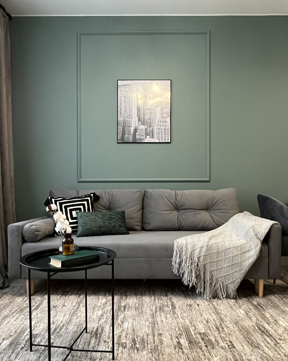 Проект Юнны Лукинских и Лауры Кузнецовой. На фото диван Нумо Velvet Grafit, Диван.ру, сервировочный стол AMI MEBEL, ковер Верона