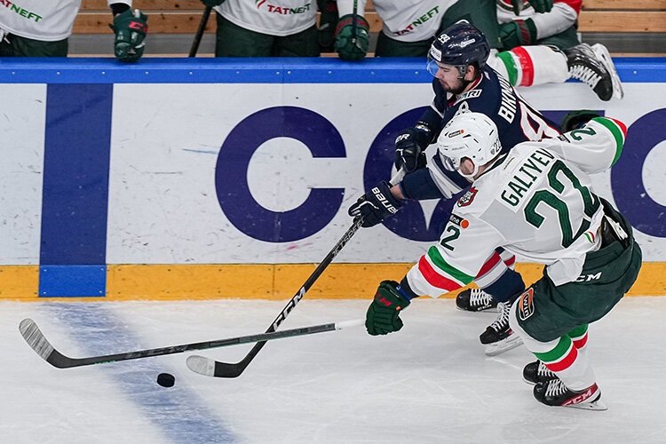  Неожиданно ошибся один из самых стабильных игроков сезона — Станислав Галиев. Нападающий под прессингом отдал шайбу Анселю Галимову, который организовал гол для Вячеслава Лещенко Фото: ak-bars.ru