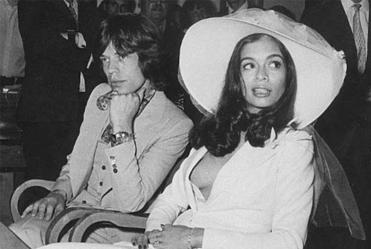 Страстная поклонница эпатажа, Бьянка Джаггер обожала эксцентричные выходки и модные эксперименты