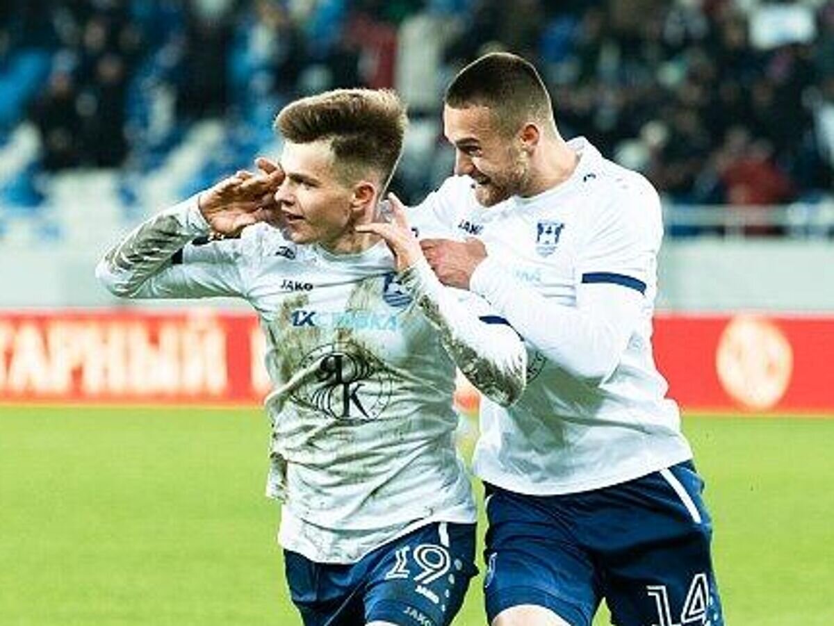    Футболисты ФК "Балтика" Сергей Пряхин и Гоча Гогричиани© Пресс-служба ФК "Балтика"