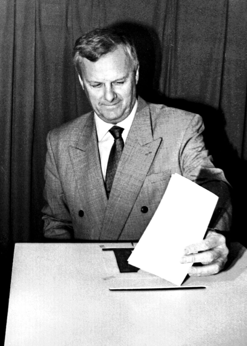 Анатолий Собчак голосует на выборах мэра Санкт-Петербурга. 1996 год.