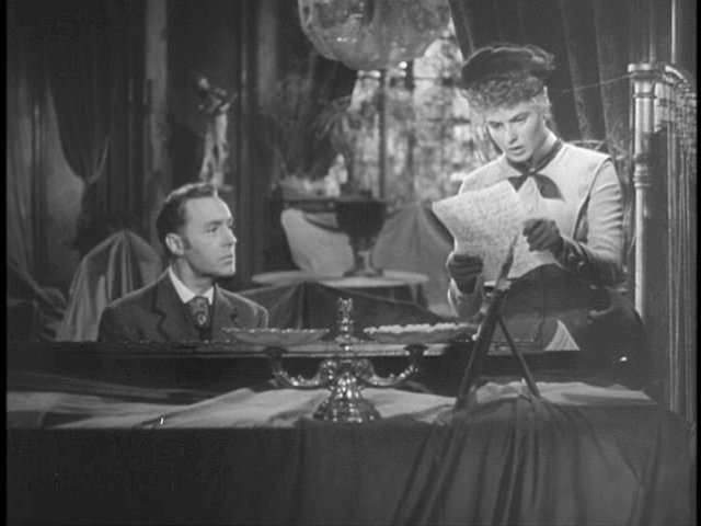 Фото 1. Кадр из американского кинофильма "Газовый свет" (Gaslight) 1944 года, снятого по одноименной пьесе британского драматурга Патрика Гамильтона. Сюжет фильма следующий: муж, дабы получить наследство от жены, пытается довести ее до сумасшествия. прибегая к различным трюкам. Он подкладывает свои часы ей в сумку и обвиняет ее в воровстве; нередко оставляет супругу в одиночестве под предлогом работы в отдельной студии, и через равные паузы после ухода медленно уменьшает свет в газовых рожках дома и т.д. А затем внушает ей, что все это ей померещилось и у нее проблемы с головой. Так что позже возник даже специальный термин - gaslighting, который означает сознательную попытку довести кого-либо до безумия в корыстных целях. "Официальная версия" маршрута и причин гибели группы Дятлова - это классический пример такого gaslighting, когда советская власть, чекисты и следствие -  в целях сокрытия факта убийства дятловцев - создали "фальшивую реальность", не имеющую никакого отношения к подлинной реальности и к тому, что в действительности произошло с дятловцами. Именно поэтому "официальная версия" событий производит впечатление полного бреда и абсурда, верить в который могут только адепты секты Свидетелей Официальной Версии.     