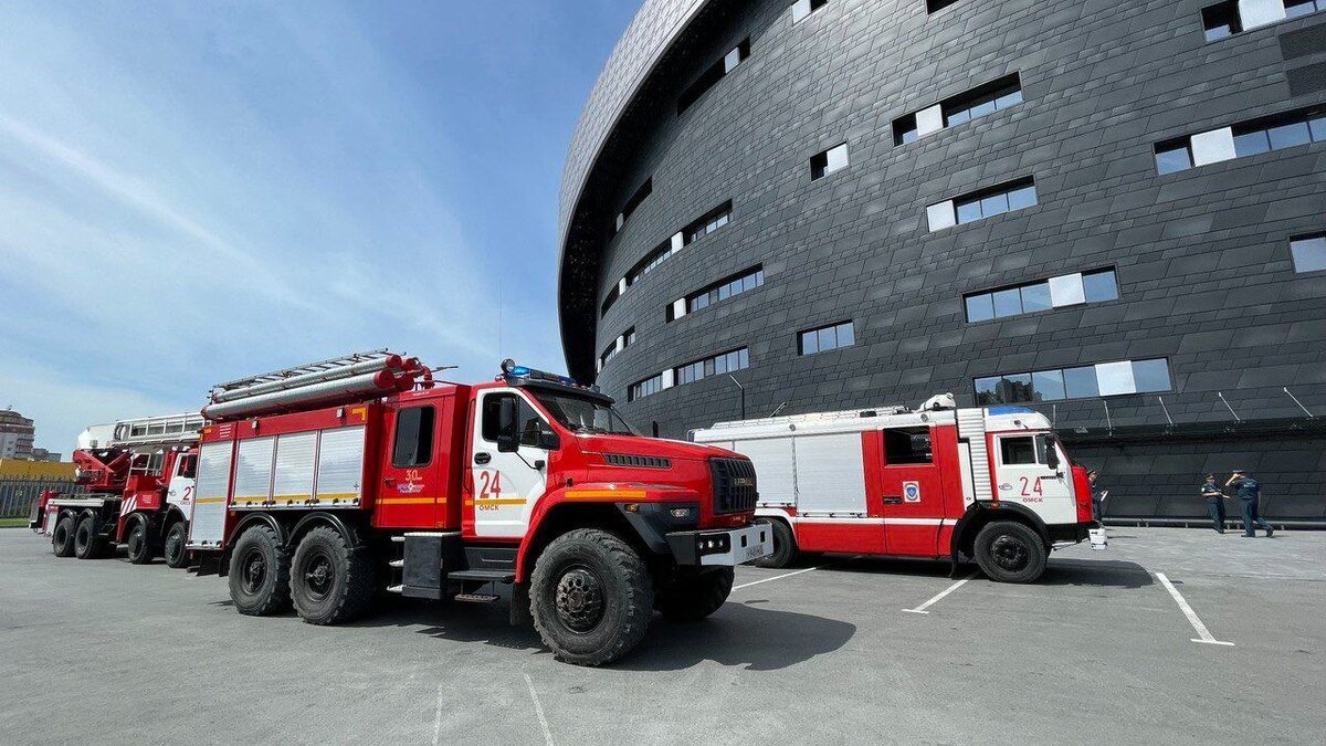     У спорткомплекса проходят учения МЧС.