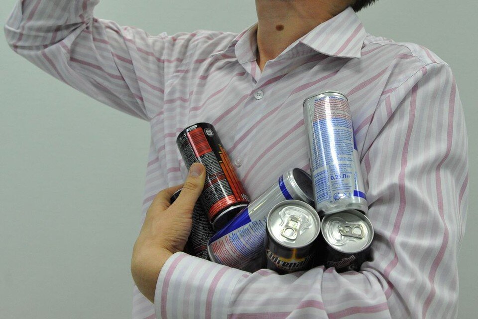    В Новосибирске юные футболисты из Иркутска пытались украсть энергетики. Олег РУКАВИЦЫН