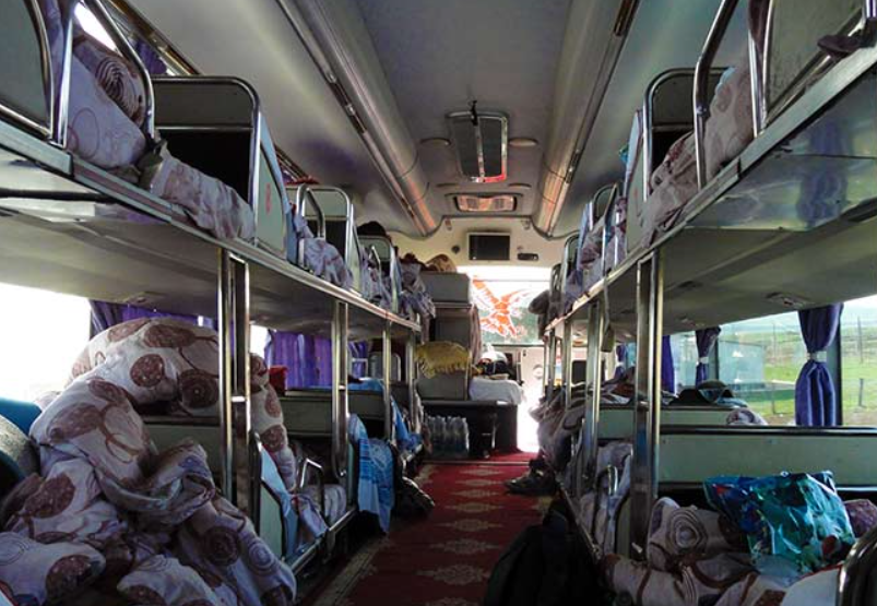 Автобус есть туда. Спальный автобус. Китайский спальный автобус. Китайский спальный автобус салон. Спальные места в автобусе.