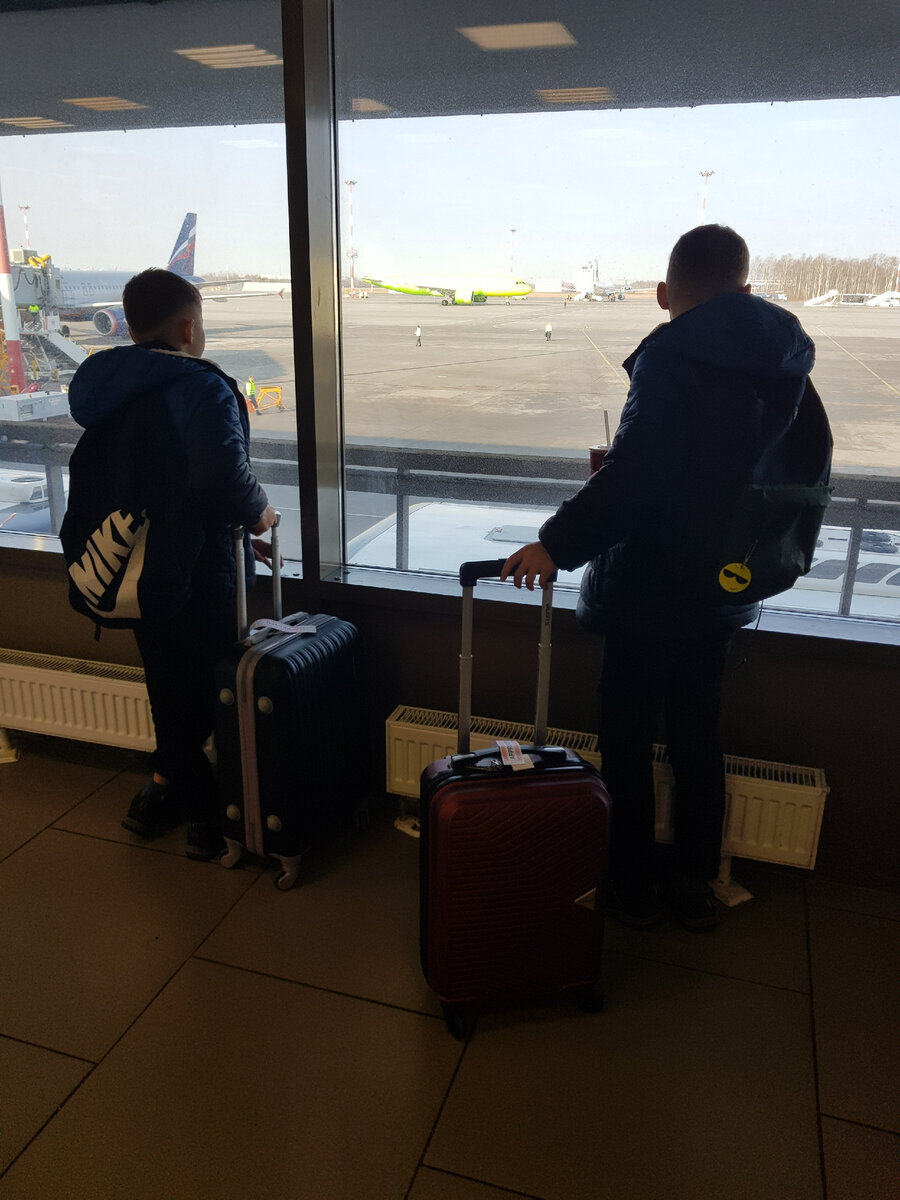 В ожидании вылета в аэропорту Санкт-Петербурга.