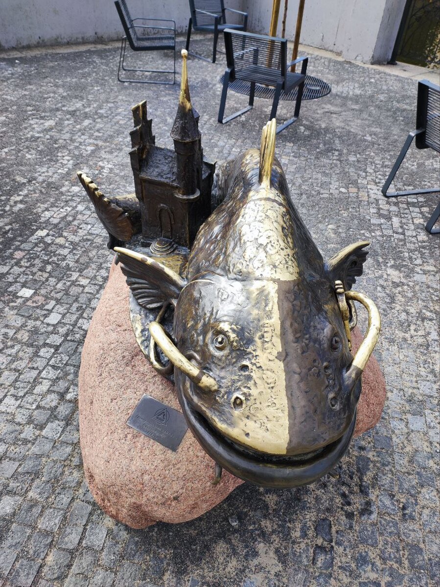 Скульптура «Сом» в Калининграде. Источник — dzen.ru/pa_myatnik