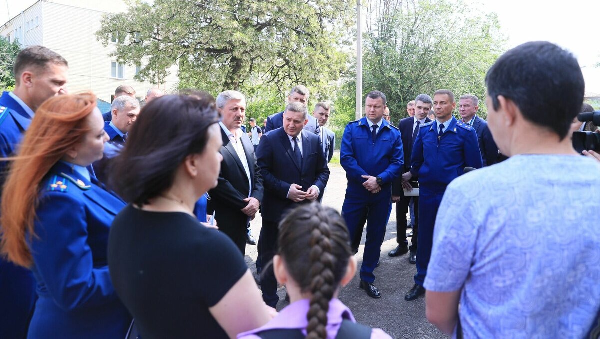     Заместитель генпрокурора Андрей Кикоть вместе с губернатором Волгоградской области Андреем Бочаровым и прокурором Денисом Костенко провел прием граждан по вопросам переселения из аварийного жилья. Встреча прошла в Тракторозаводском районе Волгограда, где предстоит расселить несколько домов.