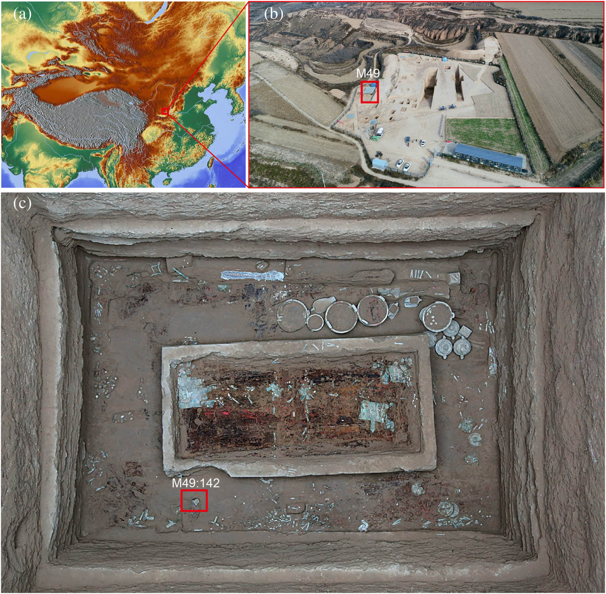 а) местонахождение могильника Ляндайцунь, обозначенное красным квадратом; (б) ландшафт городища Ляндайцунь и местонахождение могилы, обозначенное красным прямоугольником; и (c) артефакты, закопанные в гробнице ©onlinelibrary.wiley.com  