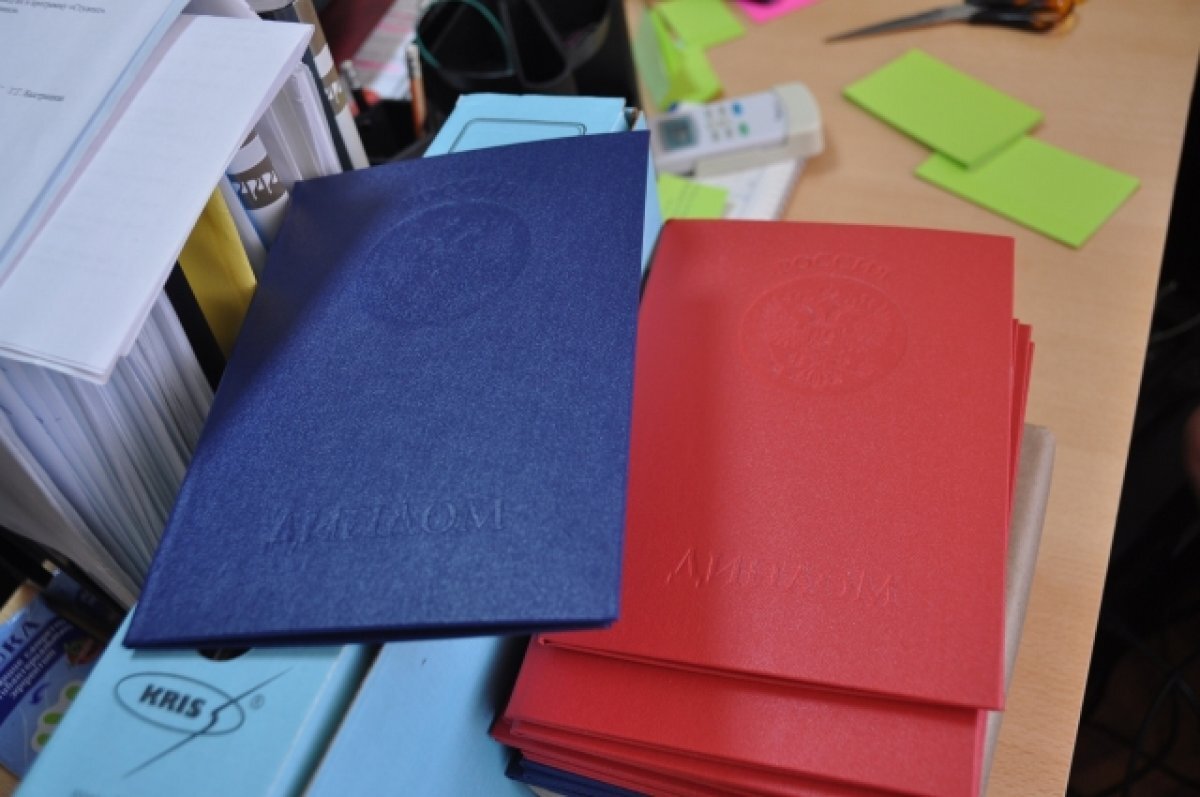    Три орловца получили дипломы без обучения в техникуме