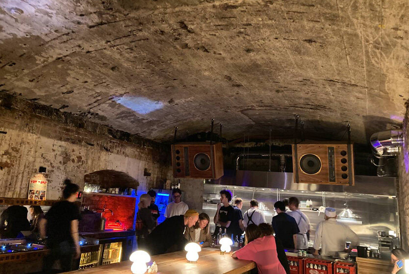 Tabi ресторан. Изакая бар москва. Блэк свон паб тайная комната. Tabi ресторан. Тайная комната бар солянка.