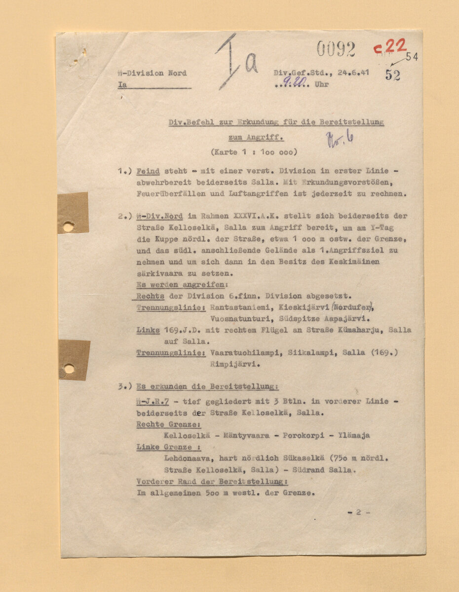 Основное и интересное: П.1: с обеих сторон Салла в первом эшелоне располагается готовая к обороне усиленная дивизия противника. Следует находиться в постоянном ожидании проведения противником разведки боем, а также его огневых и воздушных налётов. П.2: сосед справа - 6-я финская дивизия, слева - 169-я пехотная. П.10: наступление корпуса будут поддерживать пикирующие бомбардировщики; световой сигнал (белый однозвёздный), поданный с самолёта, означает запрос на обозначение переднего края, в этом случае обозначать передний край выкладыванием флага со свастикой.