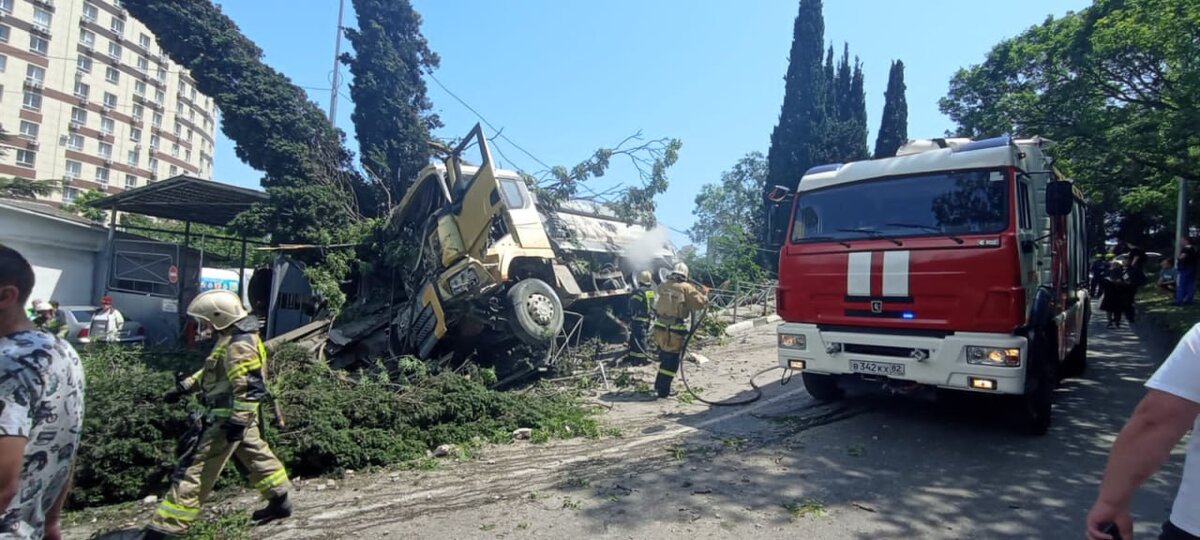 Камаз» Въехал В Здание: В Ялте Поменяли Схему Общественного.