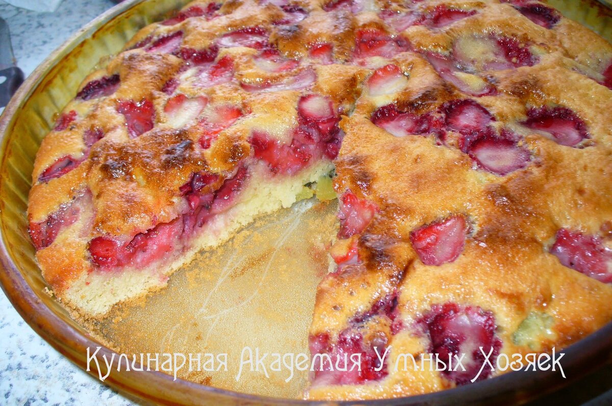 Шарлотка с клубникой замороженной