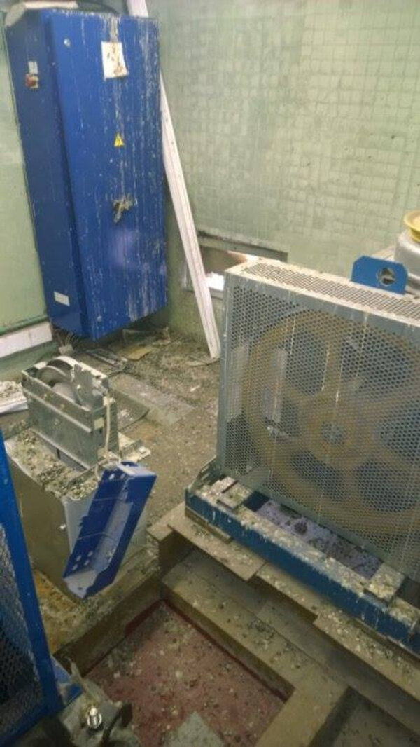 Состояние лифтового оборудования в одной из московских панелек. Фото © facebook.com / m.lift*