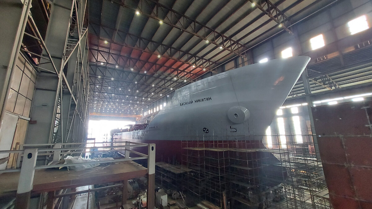 Корабелы Невского ССЗ (входит в ОСК) погрузили главные двигатели на строящийся средний морской танкер "Василий Никитин"