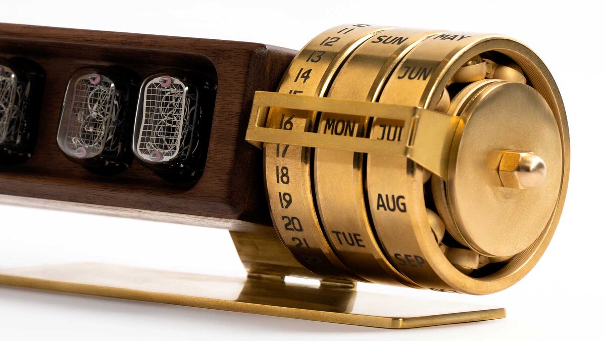 Механические часы, показывающие неверную дату