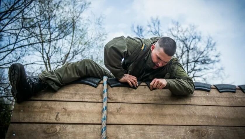 Сбежавший солдат как называется. Солдат сбежал. Солдат в самоволке. Самоволка в армии.