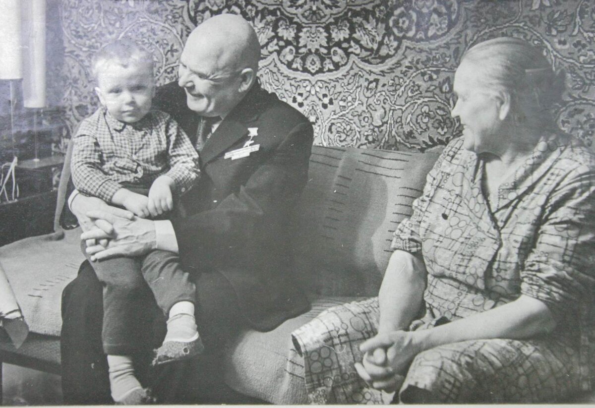 И.И. Разумовский с внуком