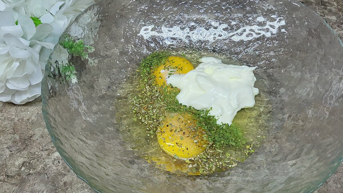 Приготовление: 1. В чашке смешиваем яйца, соль, специи по вкусу (я добавила сушеную кинзу и орегано), сметану. Все перемешиваем венчиком. 2. Добавляем разрыхлитель, муку, и перемешиваем.  3.-2