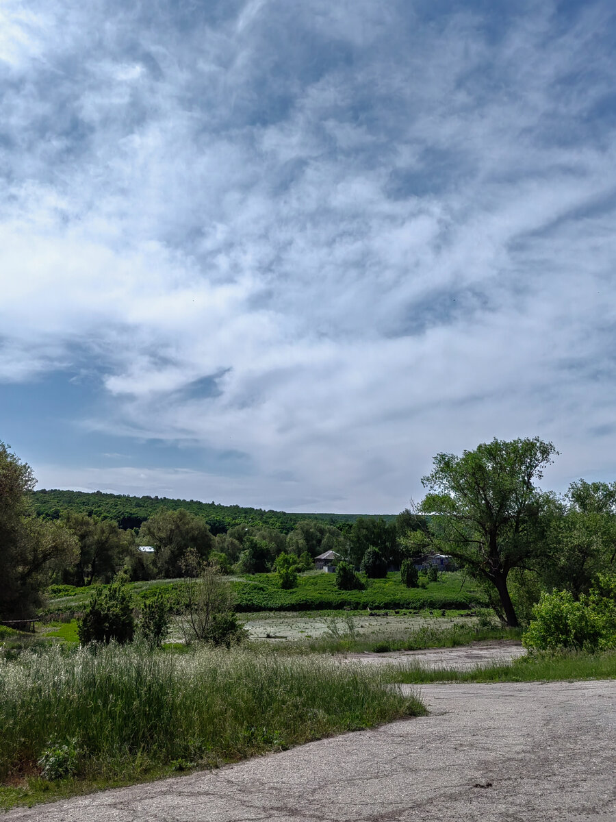 Соседняя деревня, на грани вымирания, привожу сюда детей, потому что здесь нет ни связи ни Интернета, и можно спокойно погулять