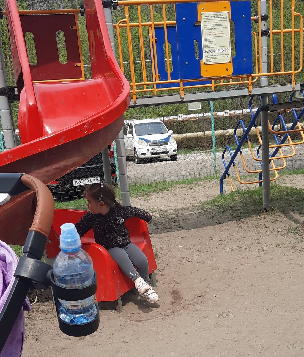 Горка освободилась для боевых, но не очень настойчивых девочек