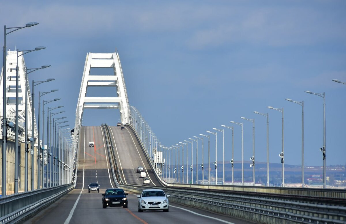 Крымский мост: в какое время нужно выезжать, чтобы не стоять в пробке |  Краснодарские известия | Дзен