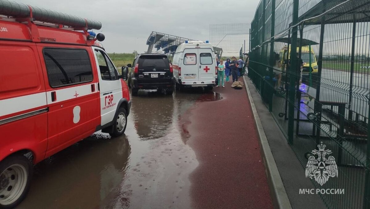     В Ростове-на-Дону на Гребном канале «Дон» во вторник, 30 мая, произошло обрушение трибун. RostovGazeta публикует фотографии с места происшествия.