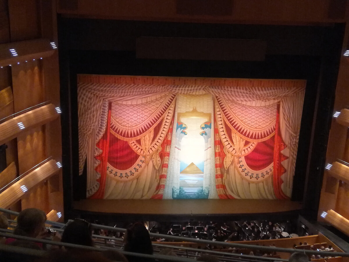 Такой занавес на этом спектакле
