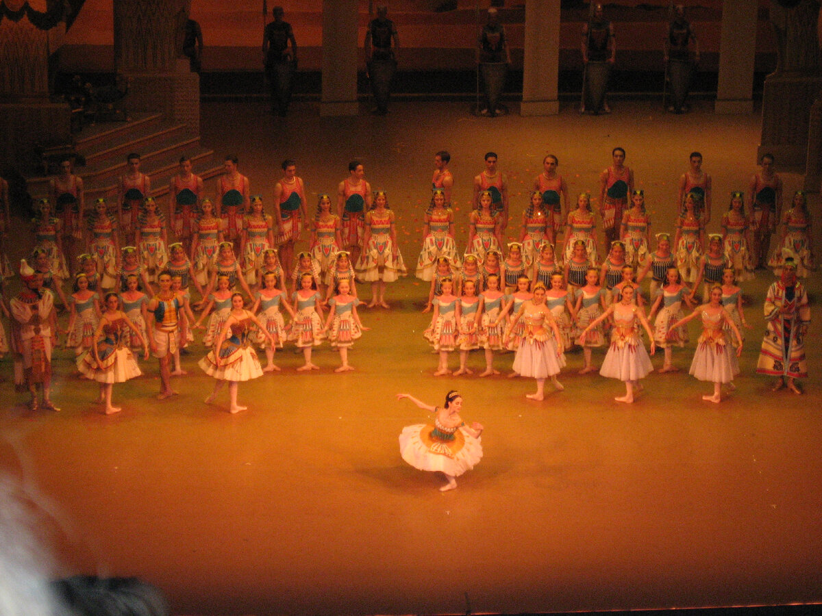 Н. Батоева кланяется
