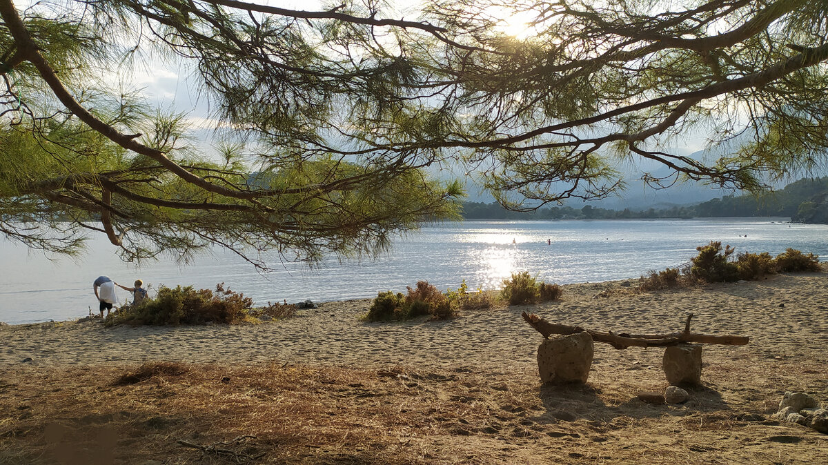 В +35 хочется сюда, где горы и море. Фото моё, когда я в нирване)