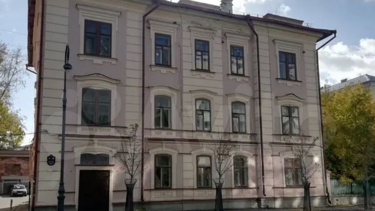     В Казани продают часть дома Чепурина на улице Большая Красная, 58. Помещение свободного назначения хотят реализовать за 14,6 млн рублей. Такая информация размещена на сайте объявлений.