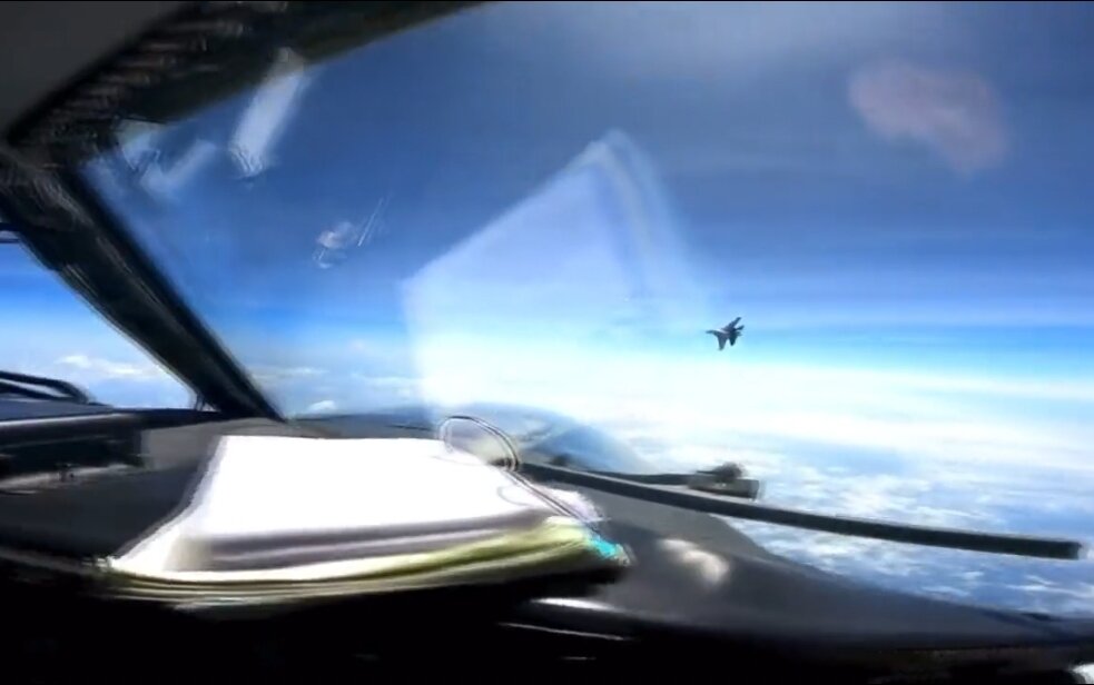 ВВС США опубликовали видео с истребителем J-16 ВВС НОАК, выполняющим «излишне агрессивный маневр» перед  американским самолетом-разведчиком Boeing RC-135. Инцидент произошел 26 мая 2023 года над Южно-Китайским морем.