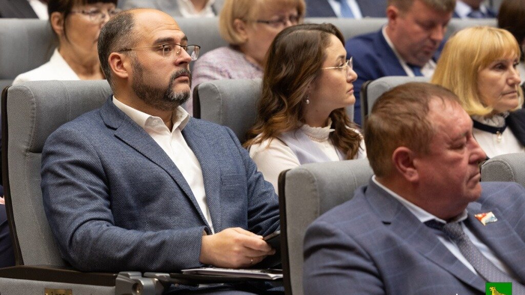     Мэр столицы Дальнего Востока Константин Шестаков отметил экономический рост региона, а также самого краевого центра — Владивостока. Благодаря новым программам и партнерству с Китаем город меняется в лучшую сторону.