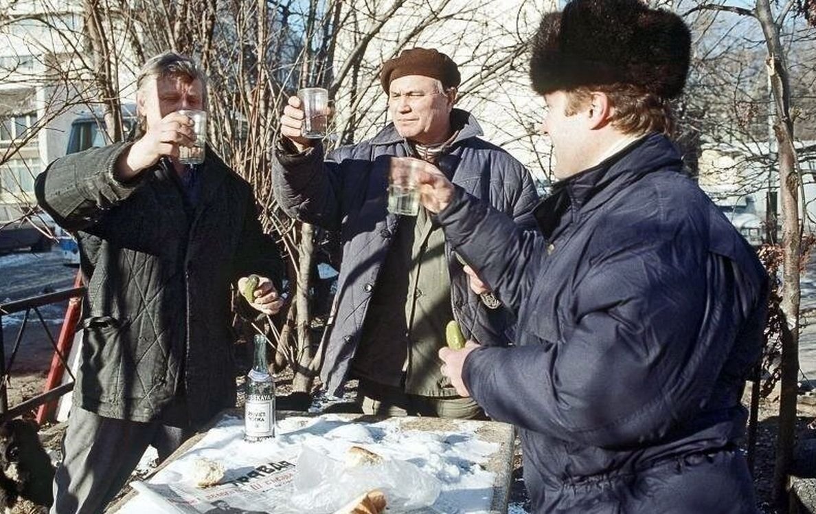 Алкаши за столом