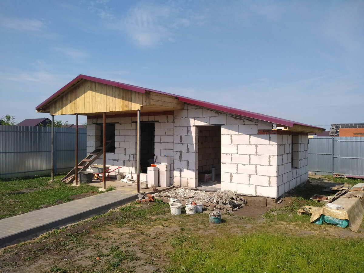 Металлическая дверь не украсила бы данное строение. @ Горбунов Сергей