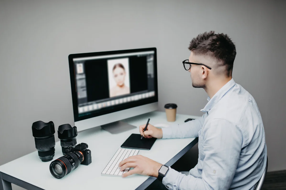 Josh woodward. Офисный работник. Человек работает за ноутбуком. Человек работает видео. Мелкий предприниматель.