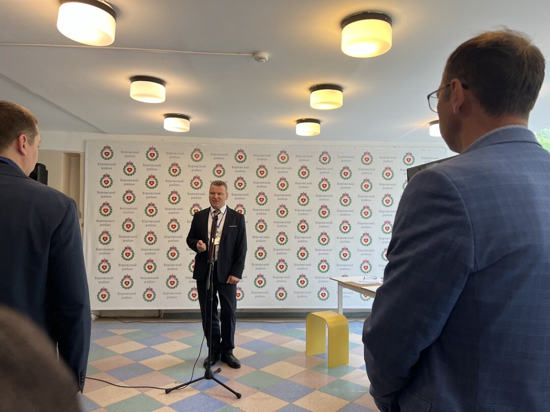 Глава администрации Боровского района Калиничев Николай Александрович открывает выставку производителей строительных материалов. 