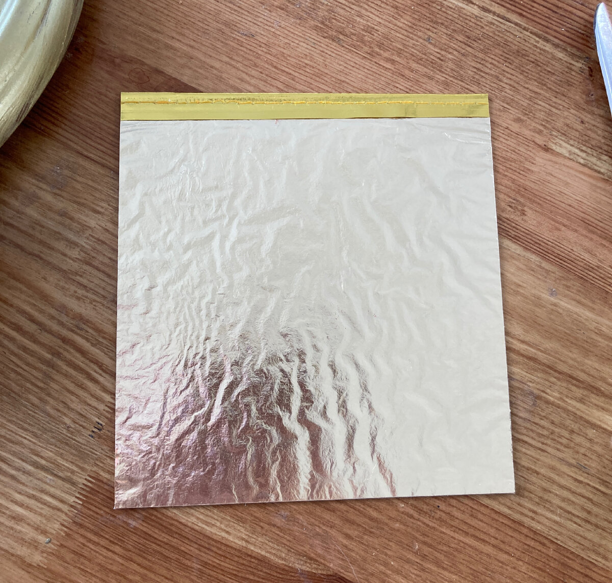 Фольга проложена между листами тонкой бумаги