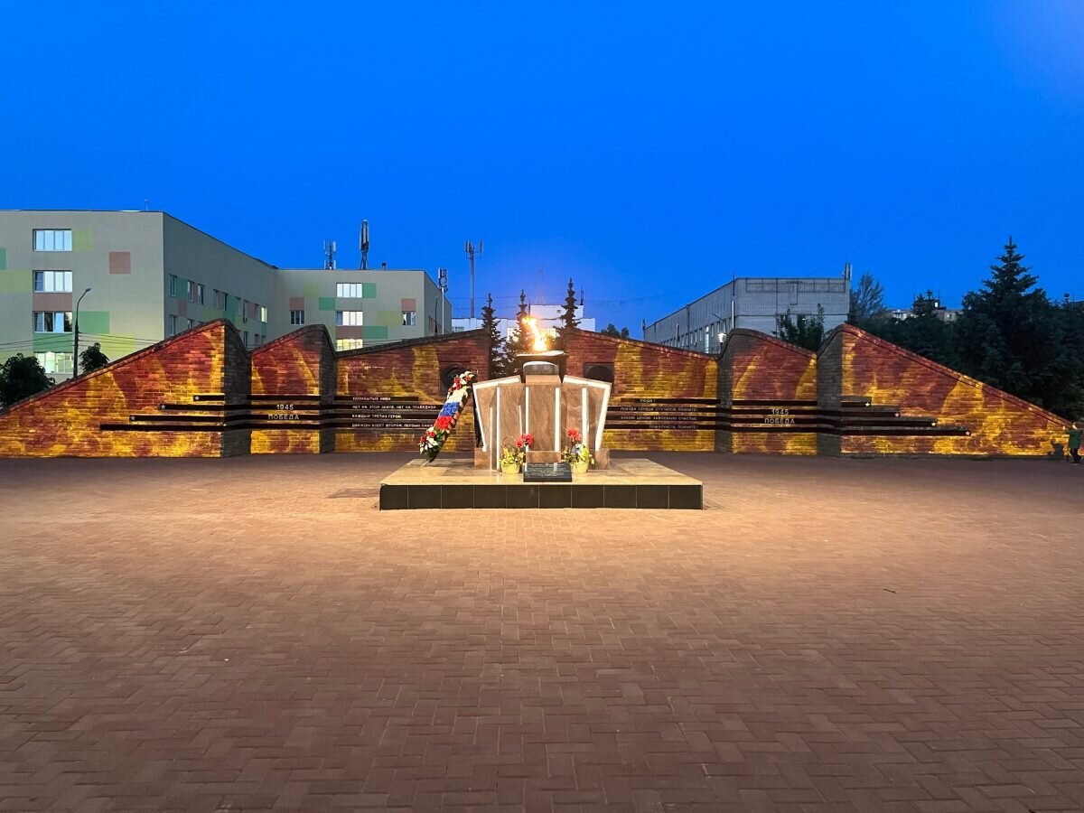    На колонны установили пять прожекторов Анастасия Красушкина