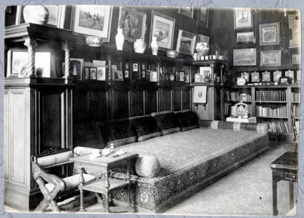 Оттоманка в кабинете Николая II на фото 1930-х