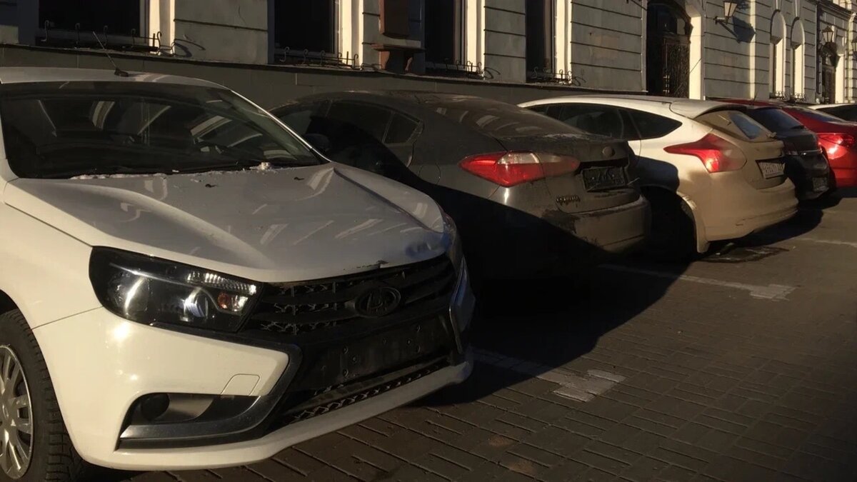     В Казани стало больше парковочных мест. С 1 июня создано 684 новых участка, где можно оставить автомобили. Об этом сообщил комитет по транспорту.