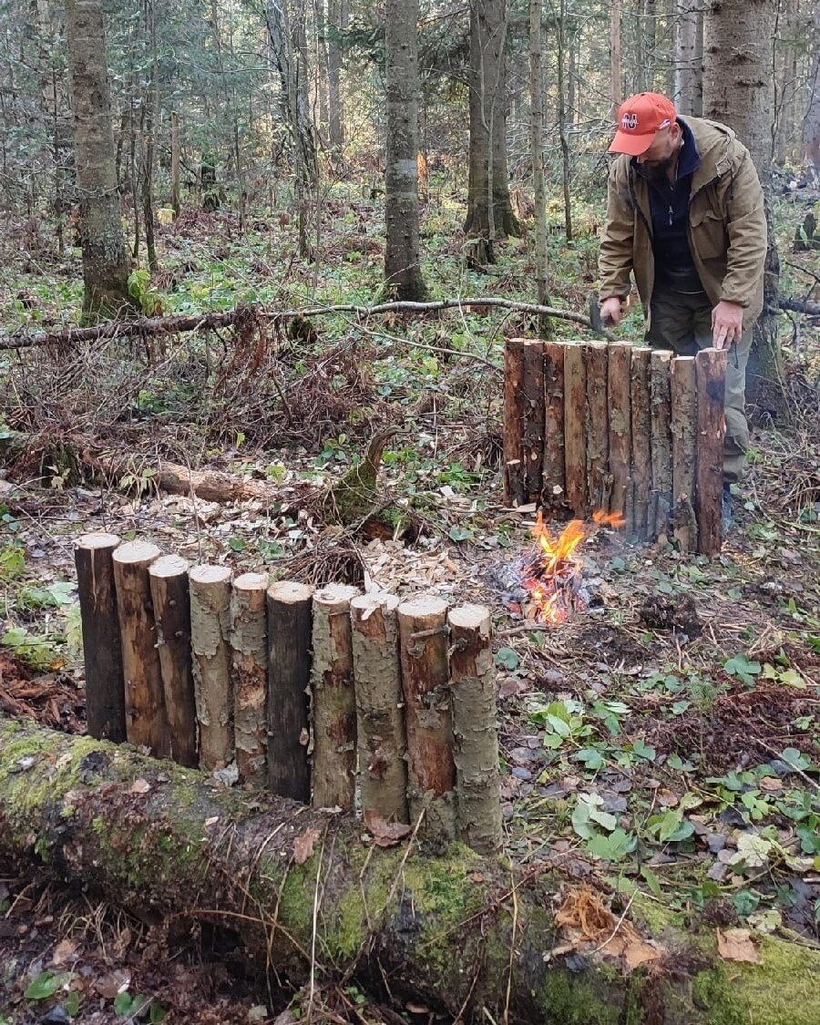 Из инструментов - топорик и ножовка из складного ножа.