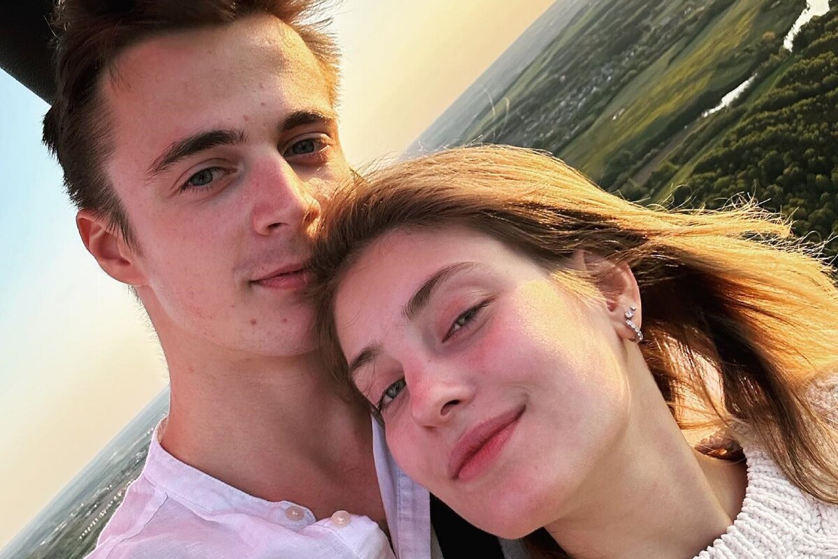     Экстремальный трюк на пляже: Алена Косторная в невероятной позе поцеловала жениха