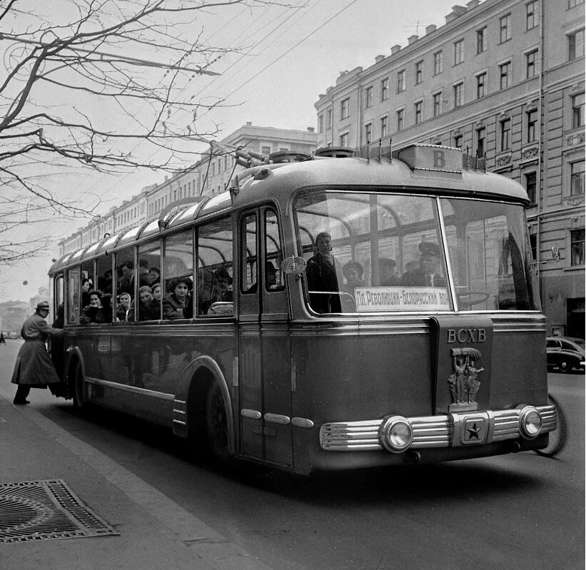 Первый опытный троллейбус ТБЭ-С на улицах Москвы, 1955 год.