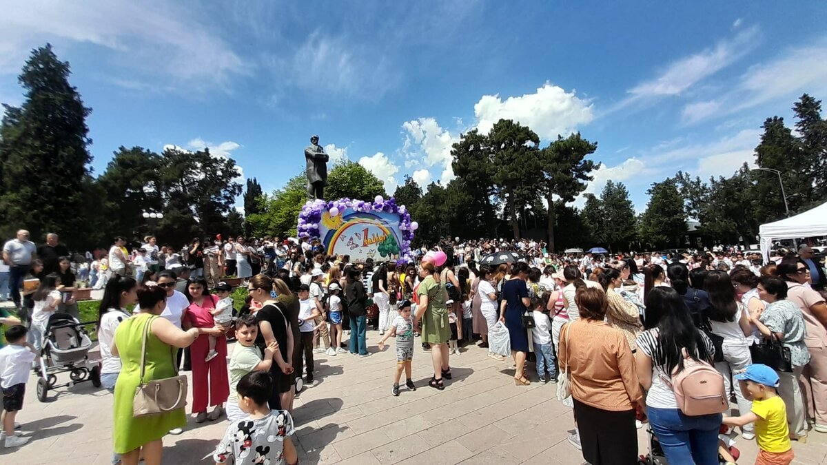 В День защиты детей в блокадном Степанакерте прошла выставка изделий и рисунков, сделанных руками карабахских детей. Фоторепортаж