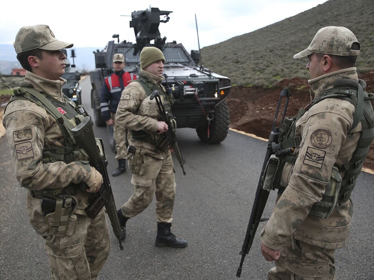    Турецкие военные на границе с Сирией. 21 января 2018© AP Photo / Lefteris Pitarakis