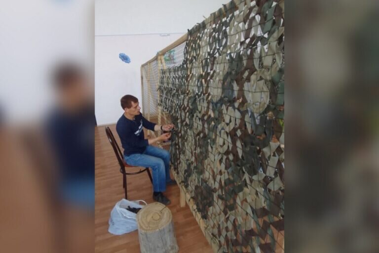   В Орском доме-интернате плетут маскировочные сети и готовят блиндажные свечи Марина Шарт