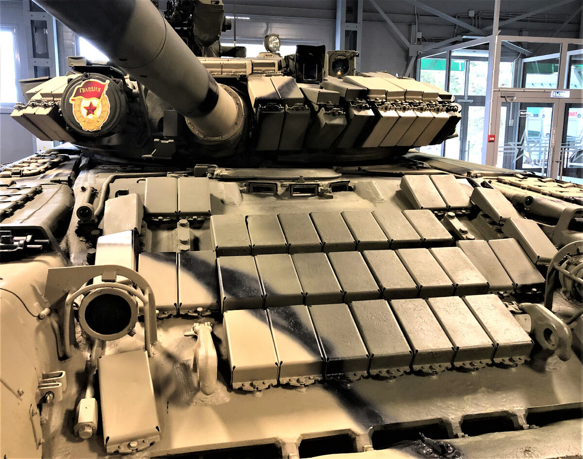 Танк оснащен комплектом навесной динамической защиты "Контакт" .